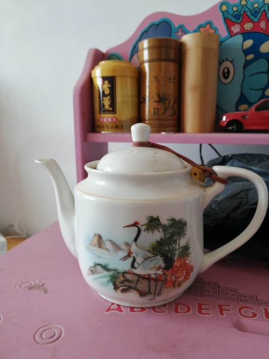 松鹤延年茶壶一把，比较完整。