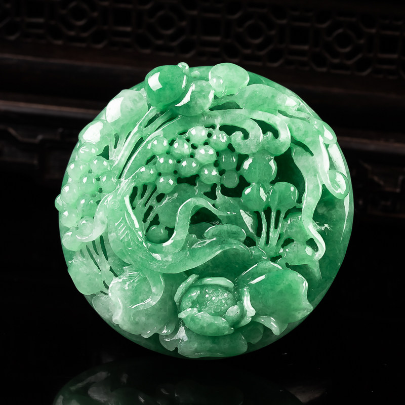 国色天香 天然a货翡翠 冰糯种果绿花开富贵吊坠拍卖 66.05g