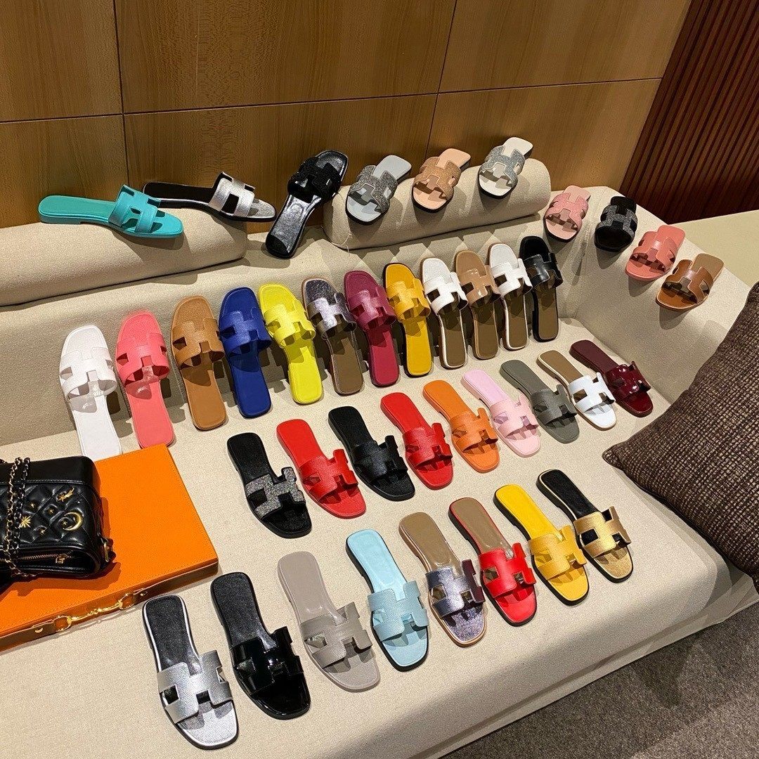 Chinelos H da Hermès novos, modelo de verão. Várias cores à escolha, leves e confortáveis. Novas, nunca usadas, com embalagem completa. Feitas de couro genuíno, sem problemas de qualidade — compre com confiança. Tamanhos: 35-40. Disponíveis com salto grosso e sola plana. Novas, com embalagem completa. Se quiser saber quais cores estão disponíveis, basta consultar o atendimento ao cliente e deixar uma observação. Todas as fotos são reais. Se gostar, entre em contato com o atendimento ao cliente. #Troca de estação, sapatos novos #O dia a dia dos apaixonados por sapatos #Sapatos da moda indispensáveis para arrasar nas ruas