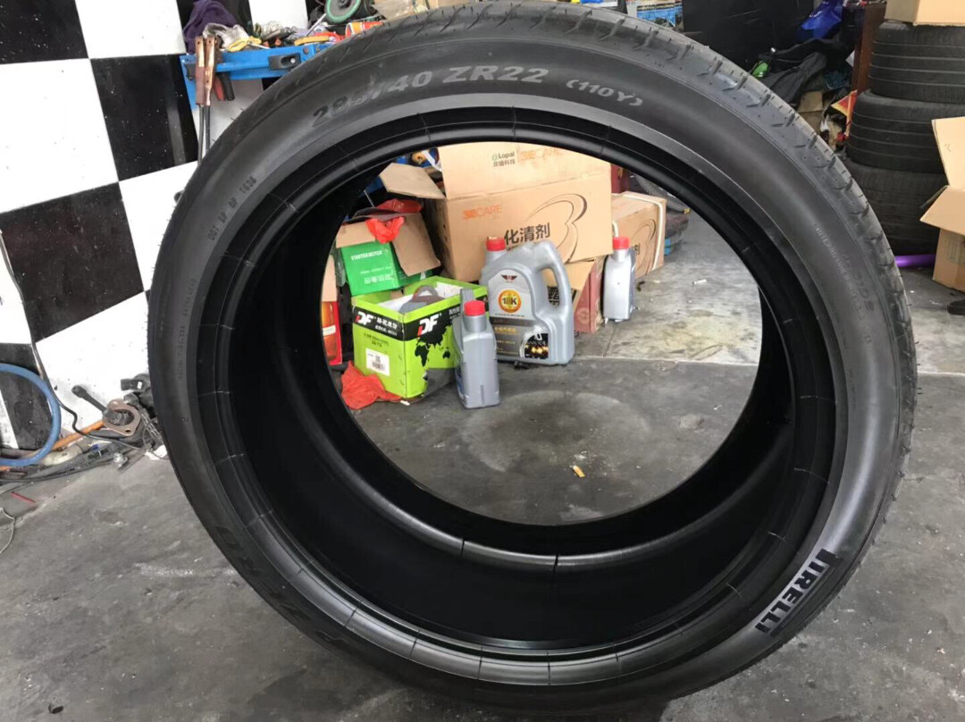 285/40R22倍耐力宾利原配轮胎，胎边拆装更换时不小心刮