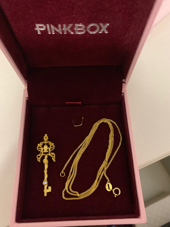 低价出pinkbox黄金权杖吊坠一枚