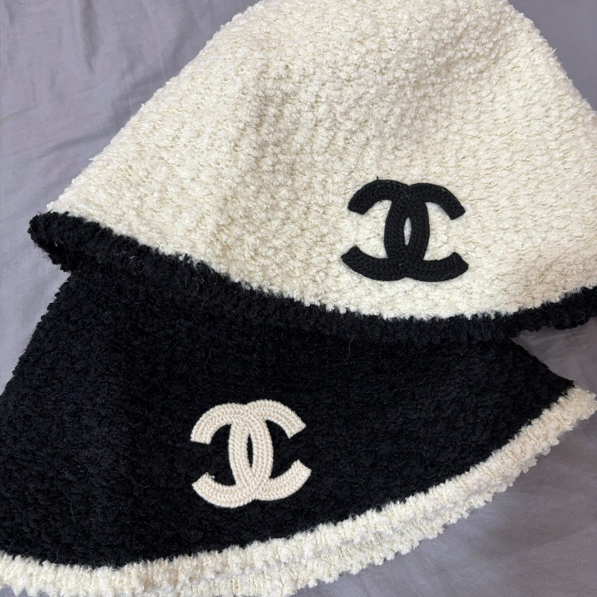 渔夫帽经典双C标志设计，适合各种风格搭配