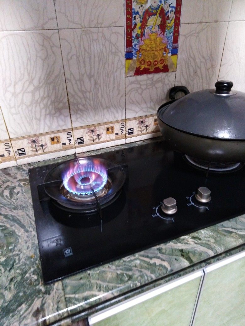 7,用了一段时间才来评价的,煤气灶用着挺好的,尤其是火力很大,比原来