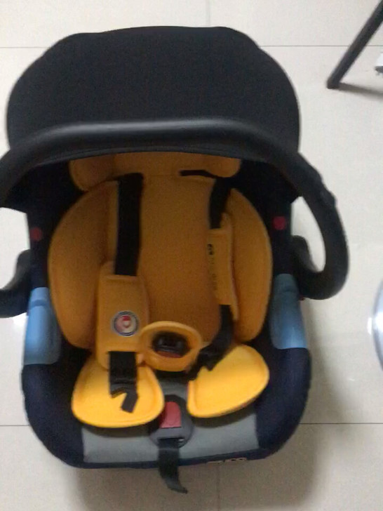 全新宝宝汽车安全座椅，在家里可以当作摇摇椅，哄娃神器，出门可