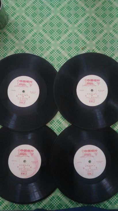 老唱片红灯记，4片8面，收藏品不换不退。
