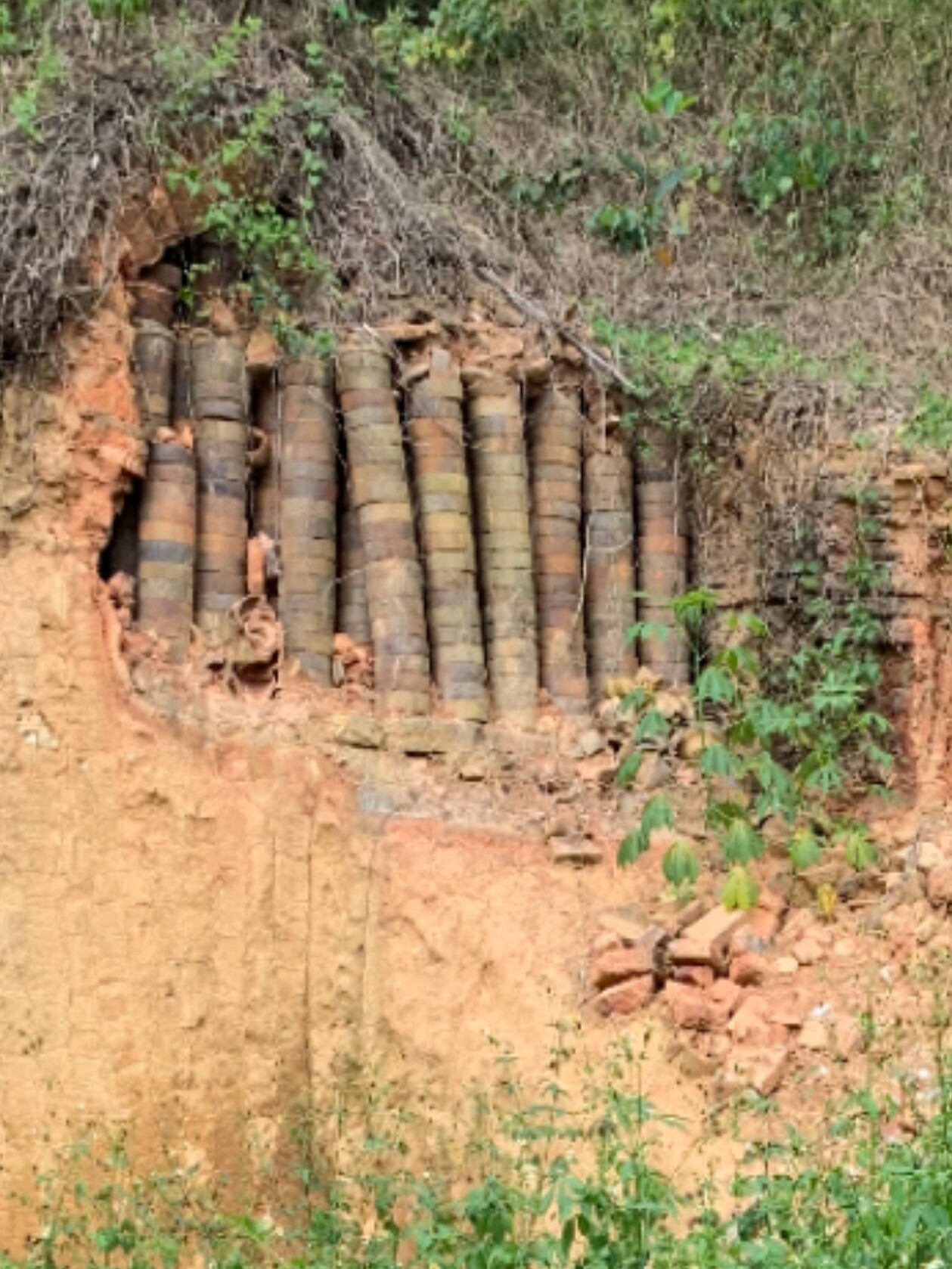 匣钵瓷，修路挖出老窑陶器。龙窑停窑待烧。匣钵瓷，古风建筑装饰