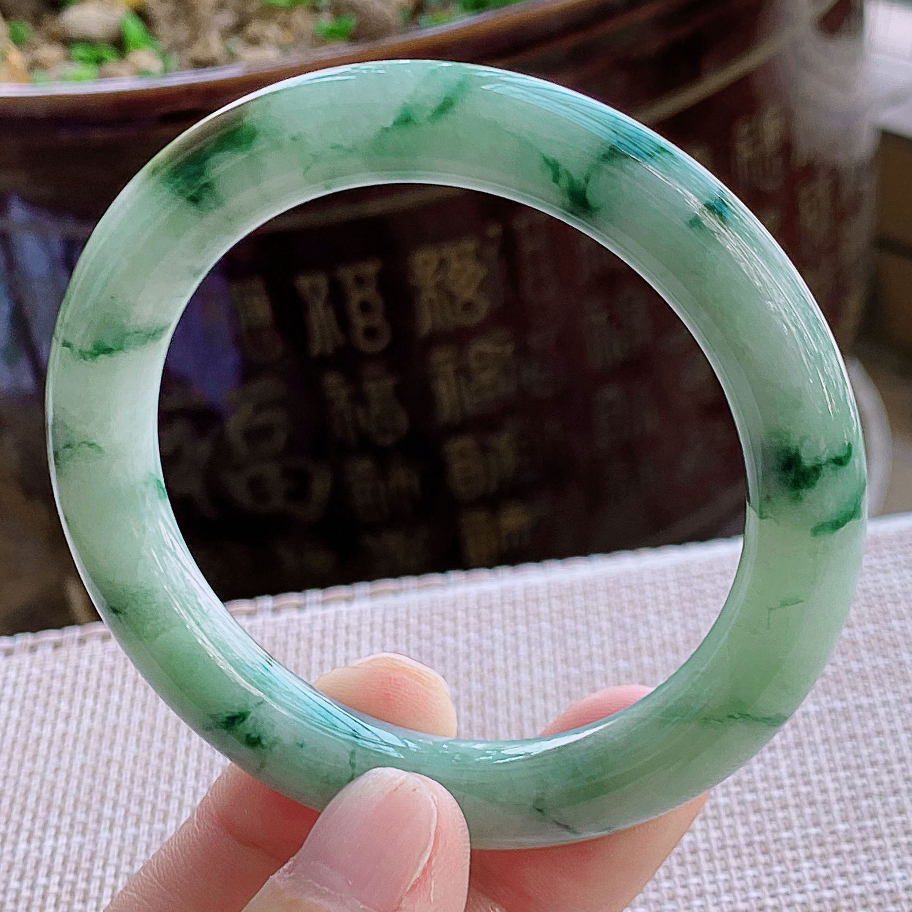 拍卖自然光实拍a货翡翠飘花圆条玉手镯62.38克 (圈口57.0mm)