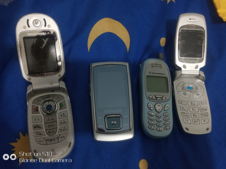 4个怀旧手机，都有电池电池没电了，不能试好坏，没有充电器，适