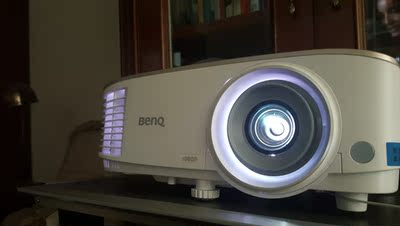 说说：极米Z6和Z6X投影仪哪个好？这两个型号对比使用好不好