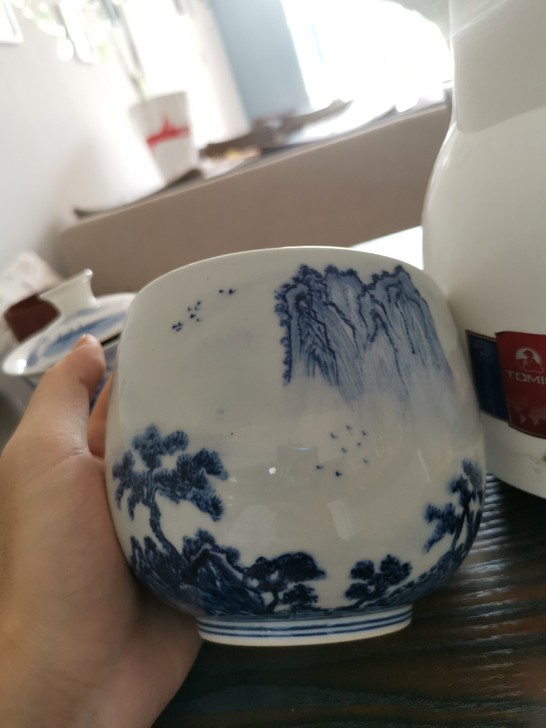 青花山水茶洗。