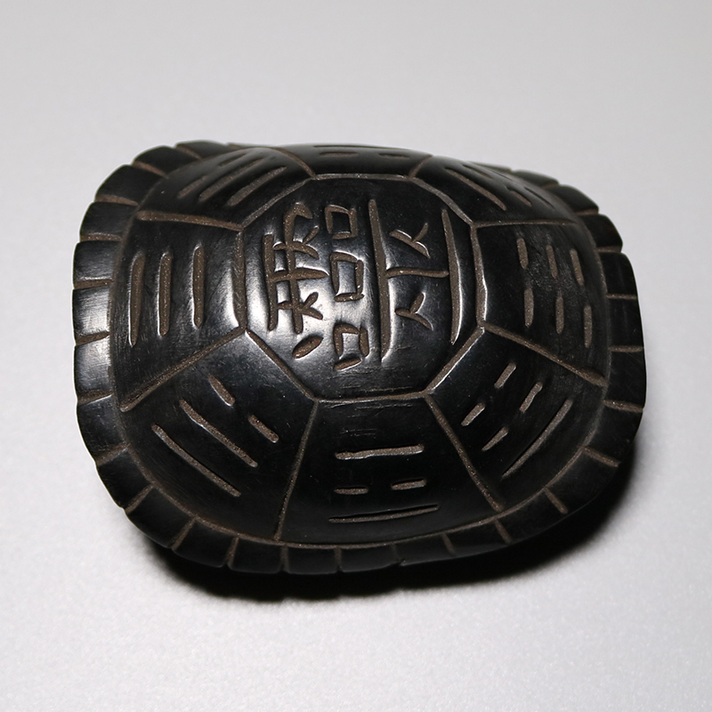 【鬼市】老黑牛角制八卦灵字纹龟壳 古玩摆件 金槌