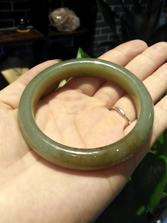 新疆和田玉籽料手镯，圈口58mm，宽12mm，厚9.5mm，