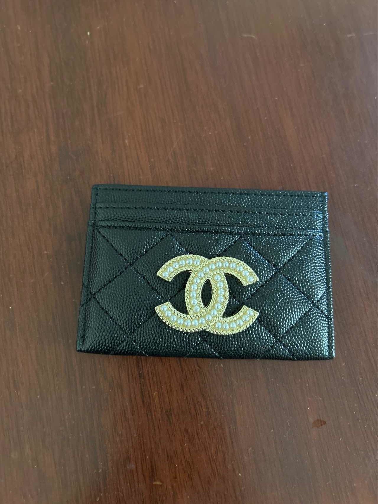 全新香家卡包菱格小羊皮材质。经典菱格纹配精致logo