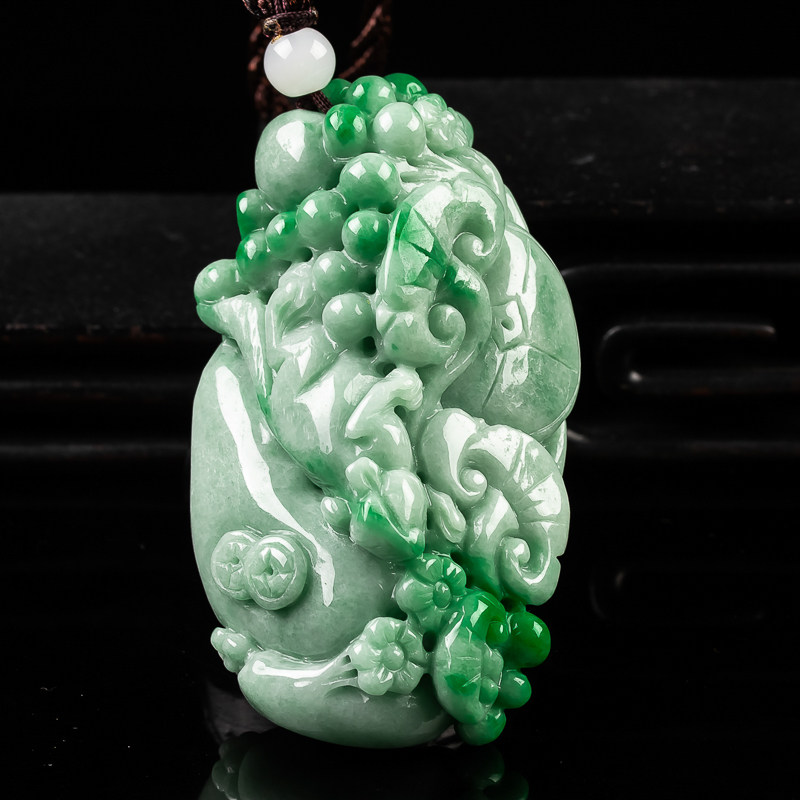 拍卖缅甸a货翡翠老坑飘绿如意手把件:0.25千克