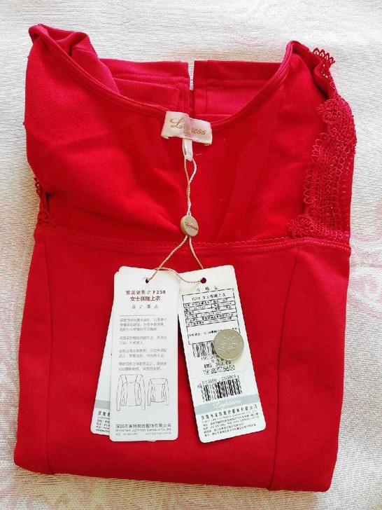 莱特妮丝保暖上衣，原价360元，现价80元低价出售。