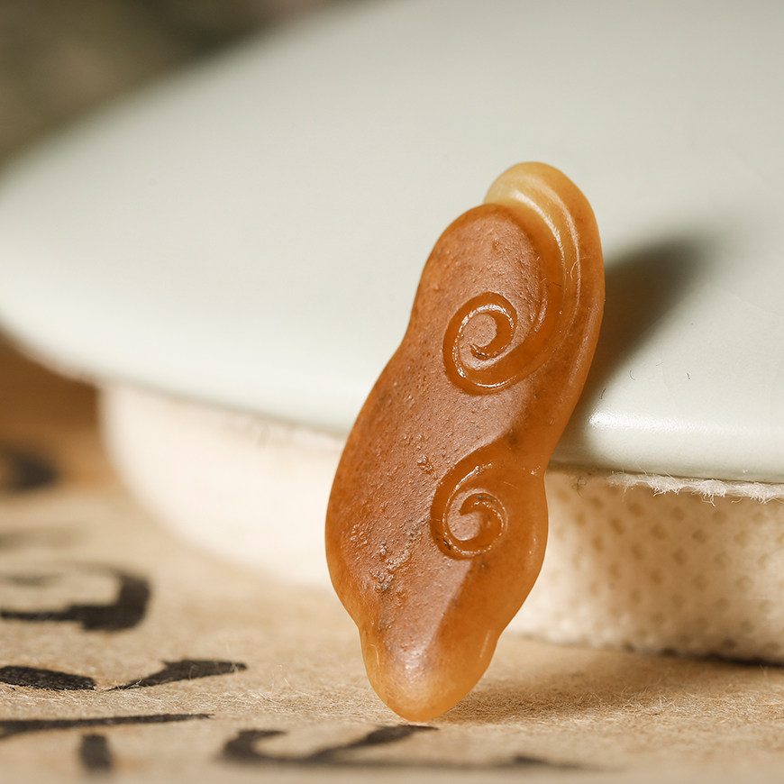 苏州玉雕馆新疆和田玉鸡油黄沁籽料灵芝如意守护平安1克宝宝吊坠