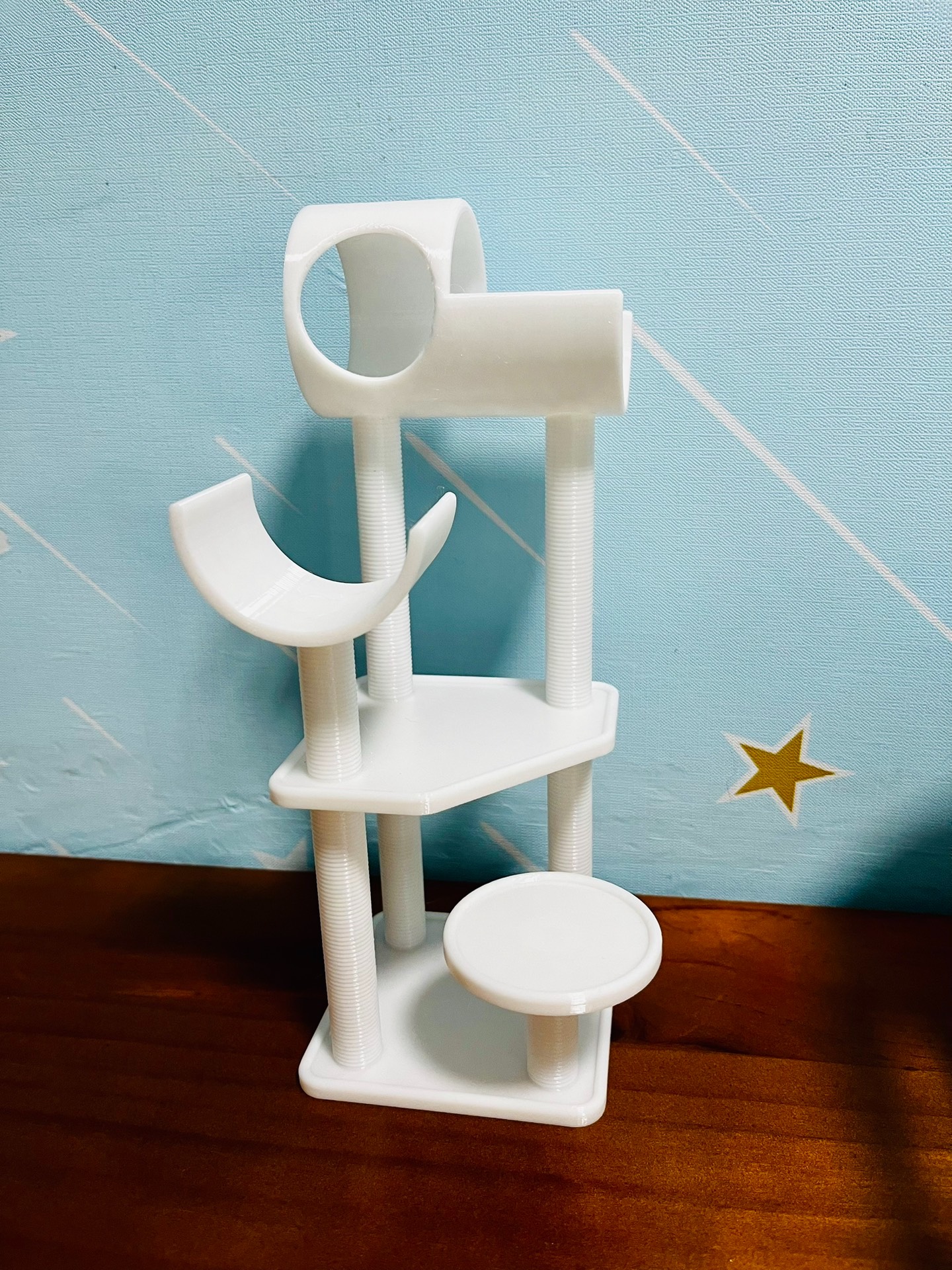 Vue latérale d'un cadre d'escalade miniature pour chat
