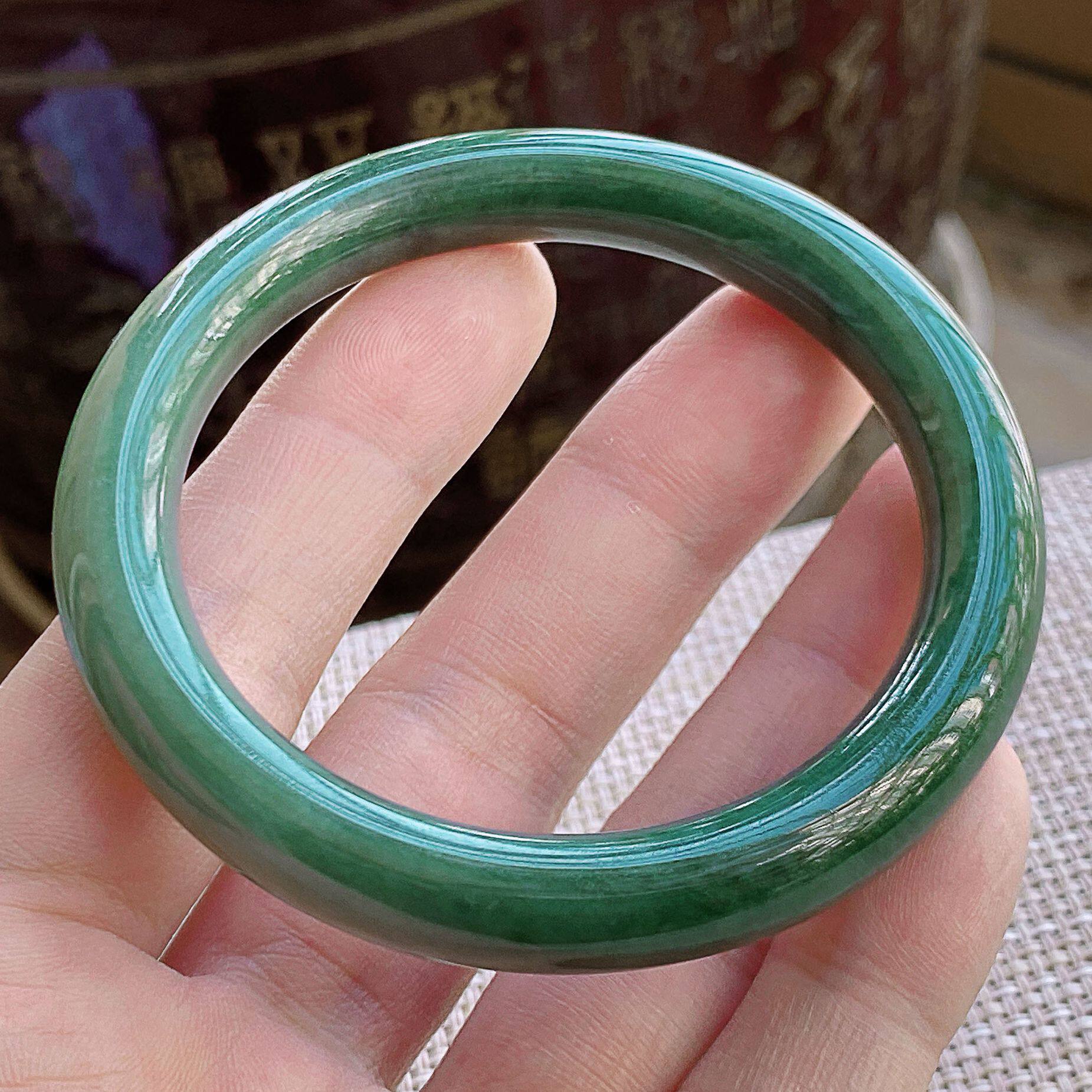 拍卖自然光实拍a货翡翠满色圆条玉手镯47.70克 (圈口56.1mm)