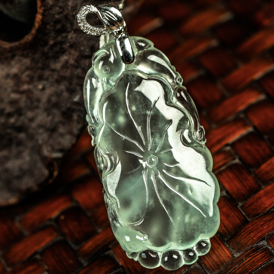 18k金伴钻镶嵌 老坑玻璃种木那料起莹光a货翡翠荷叶挂件3.99g