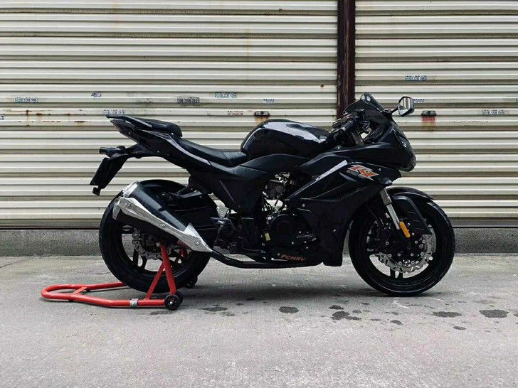 350cc，双缸水冷准新车，成色如图，车况完美，