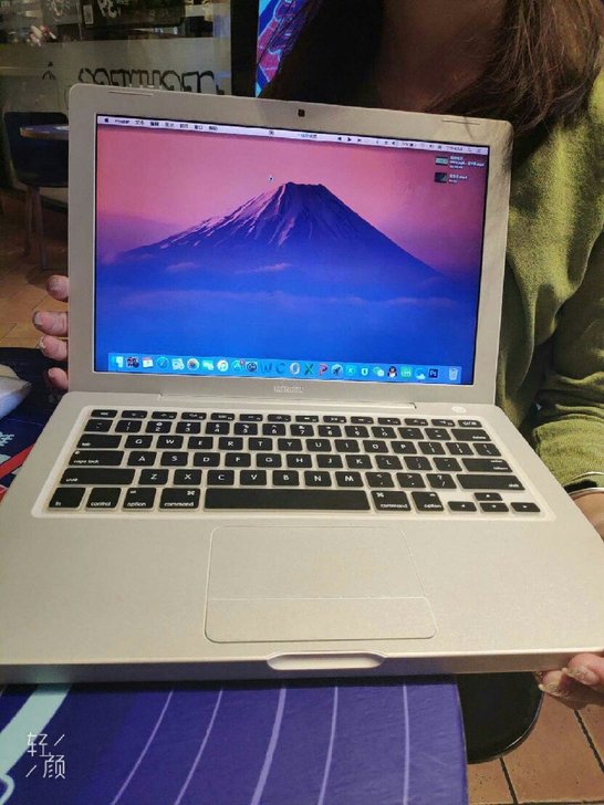 苹果笔记本电脑含泪出一台苹果笔记本电脑MacBook.