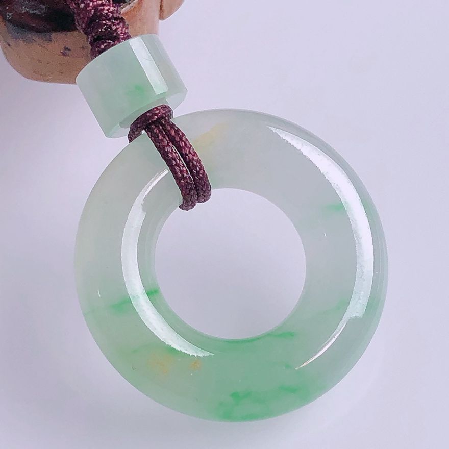 手机实拍缅甸天然老坑翡翠a货冰种飘绿平安甜甜圈吊坠4.90g