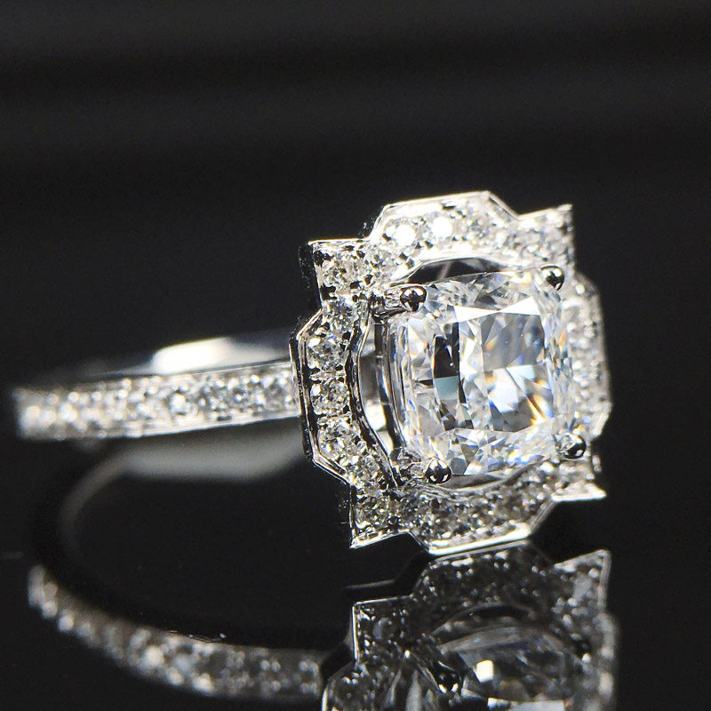 献和昌 主钻1.00克拉 颜色f 净度vs2 18k金垫形 钻石戒指