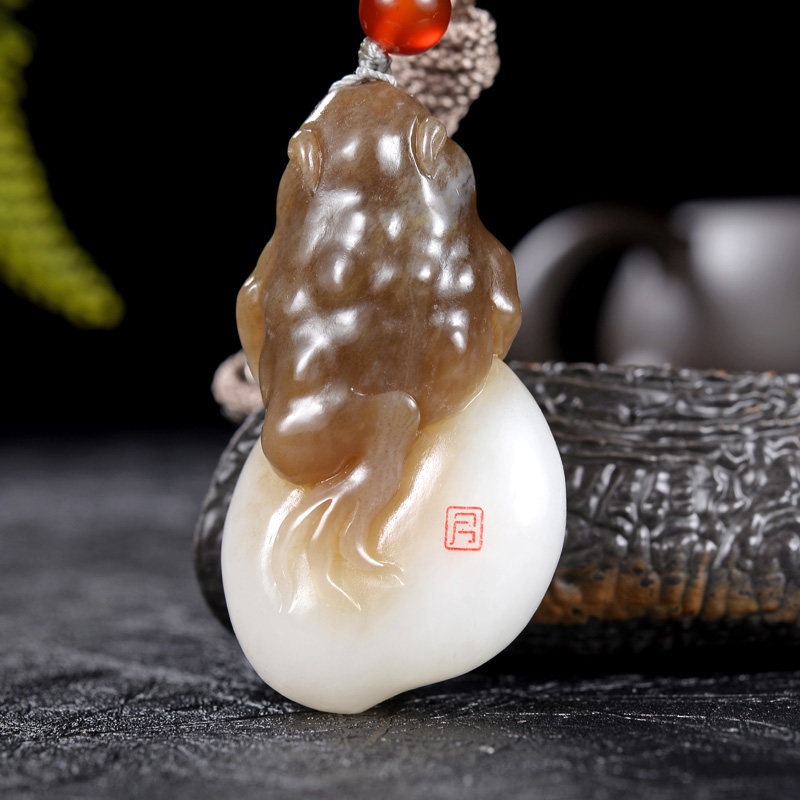 玉雕大师郭磊工作室作品 和田玉糖羊脂玉三足金蟾挂件吊坠52.42