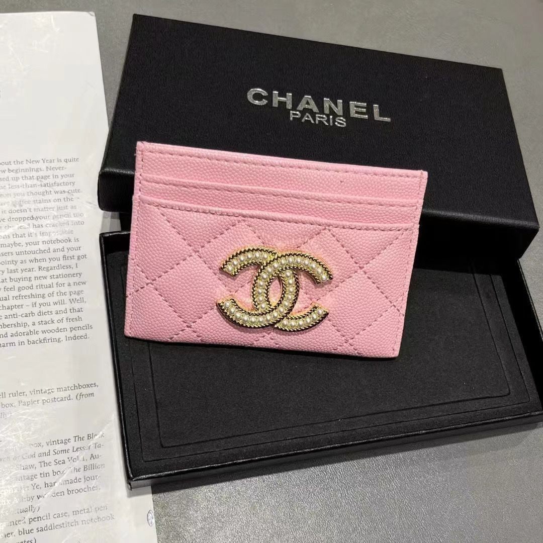 全新香家卡包菱格小羊皮材质。经典菱格纹配精致logo