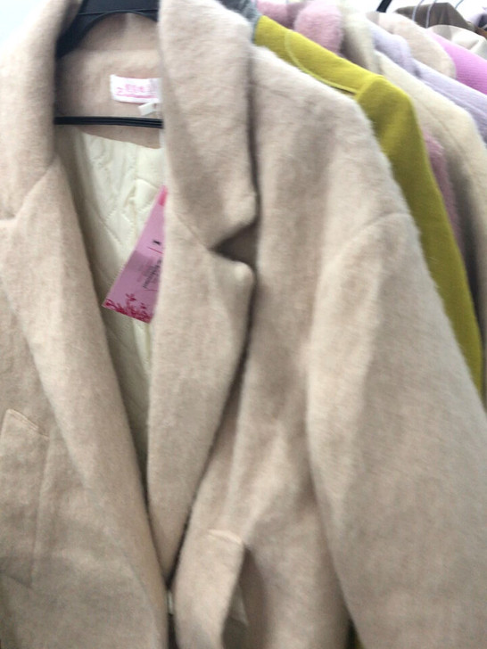 全新毛呢大衣，厚外套，上衣，冬装，棉袄，大衣，都是断码的，需