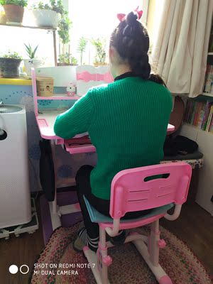 到底如何选择?百科迪尔儿童学习桌书桌很好用?有无异味？