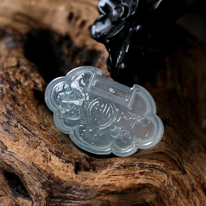 源头好货四会缅甸翡翠a货精巧高冰种吊坠平安锁3.95克拍卖