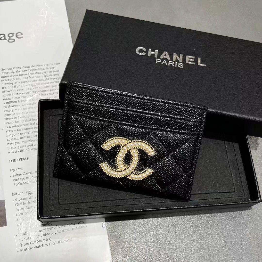 全新香家卡包菱格小羊皮材质。经典菱格纹配精致logo