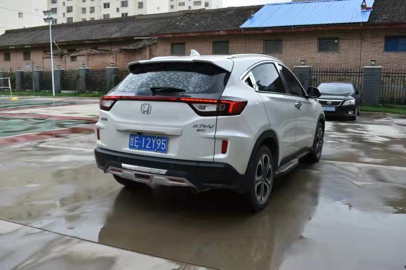 天水市清水县甘e12y95炫威牌白色小型轿车