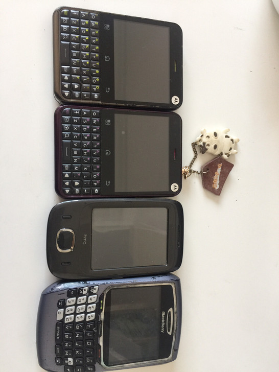 旧手机当年自用的旧手机分别是摩托罗拉BLUR、HTC