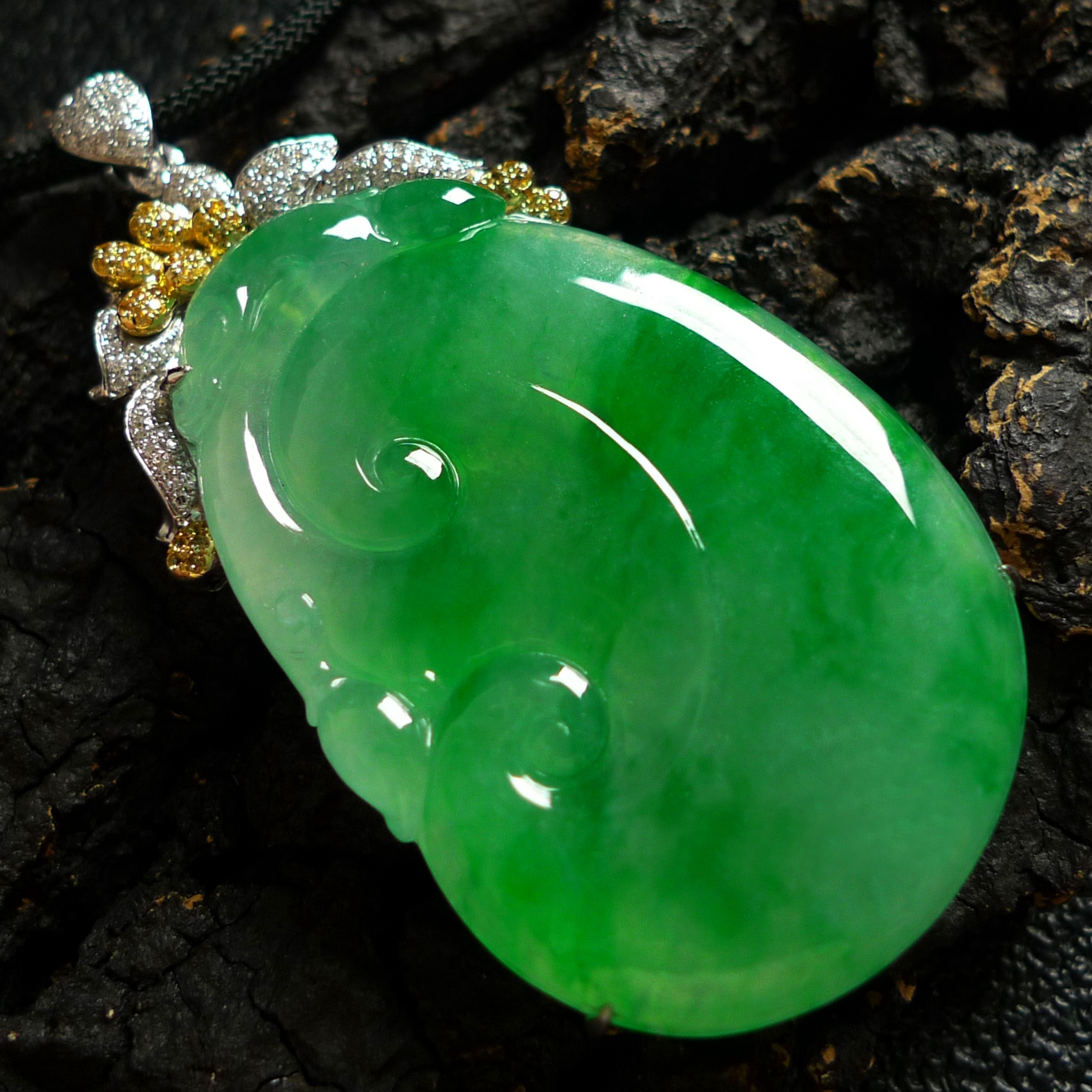 【高端臻品】18k金伴钻石镶冰种阳绿a货翡翠大如意吊坠 34.81g