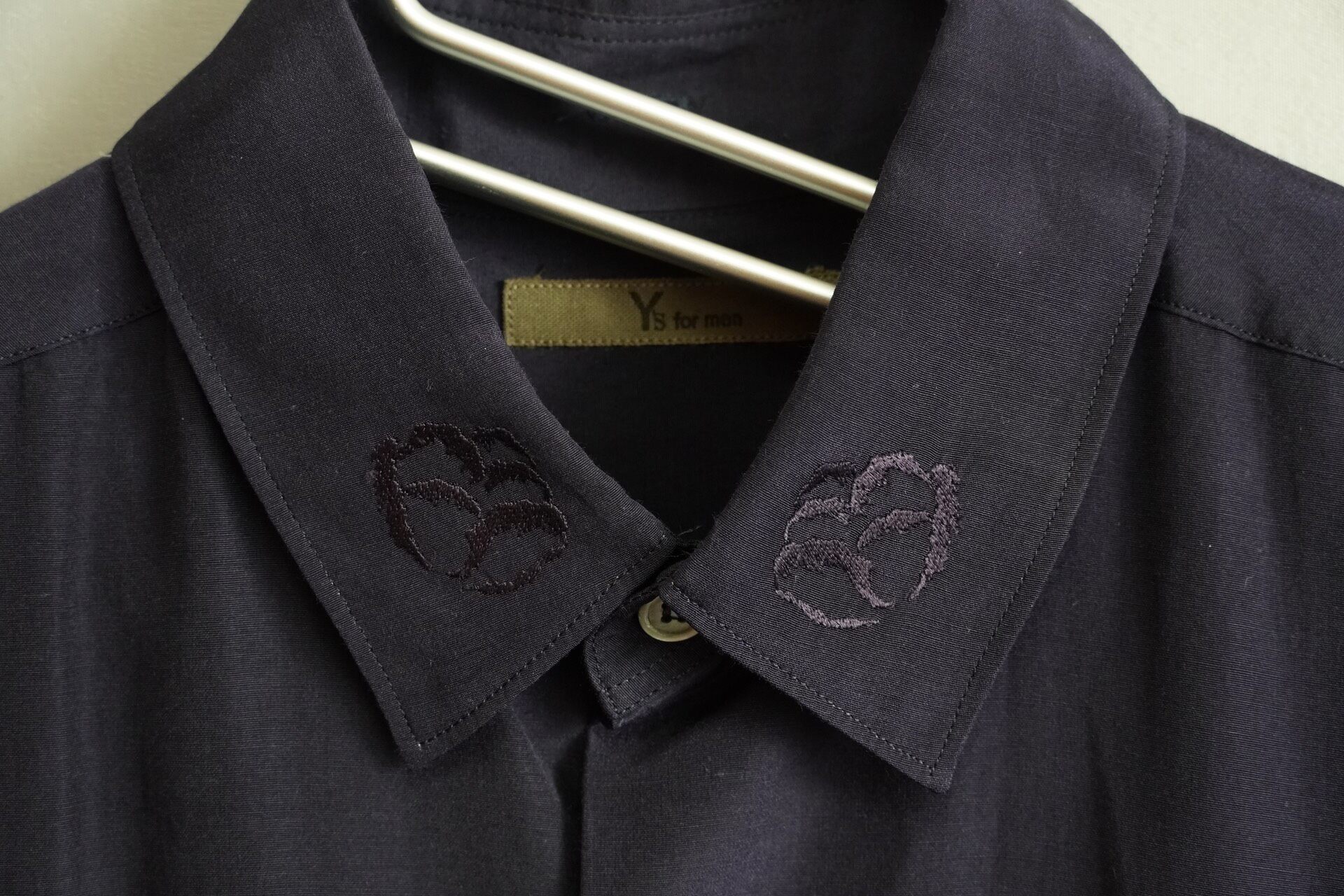 Yohji Yamamoto Neckline Floral Embroidery Shirt — detail