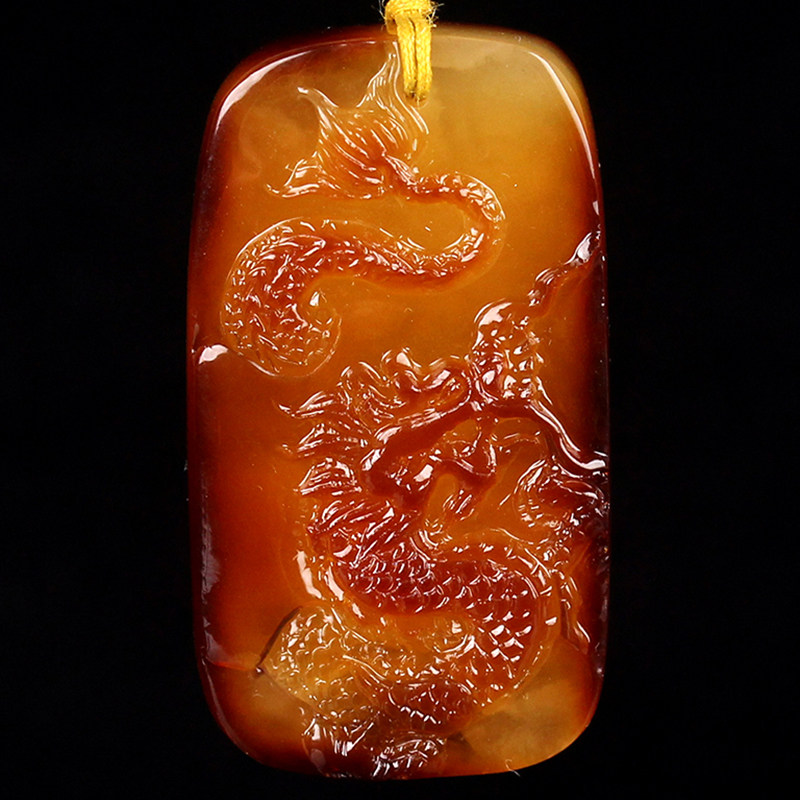 精品鸡油黄蜜蜡龙牌吊坠【原矿无优化】带皮俏色精雕13.45克