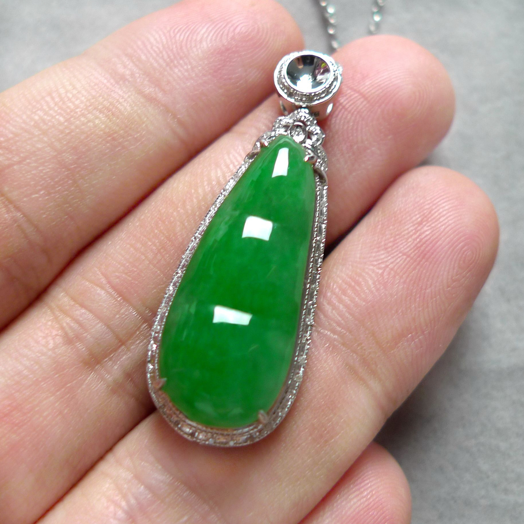 高端奢华 18k金伴钻石镶缅甸a货翡翠满阳绿饱满福豆吊坠4.67g