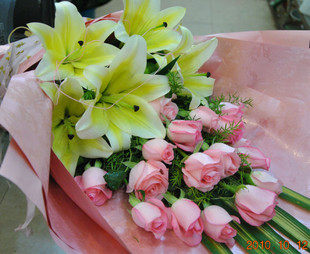 鲜花同城鲜花速递黄天霸天霸百合3枝玫瑰11枝祝福鲜花速递(同城)