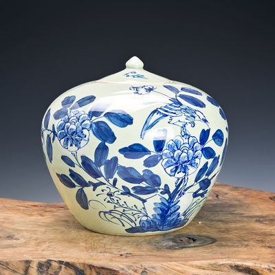 1970年艺术瓷厂美研室 豆青釉青花花纹罐