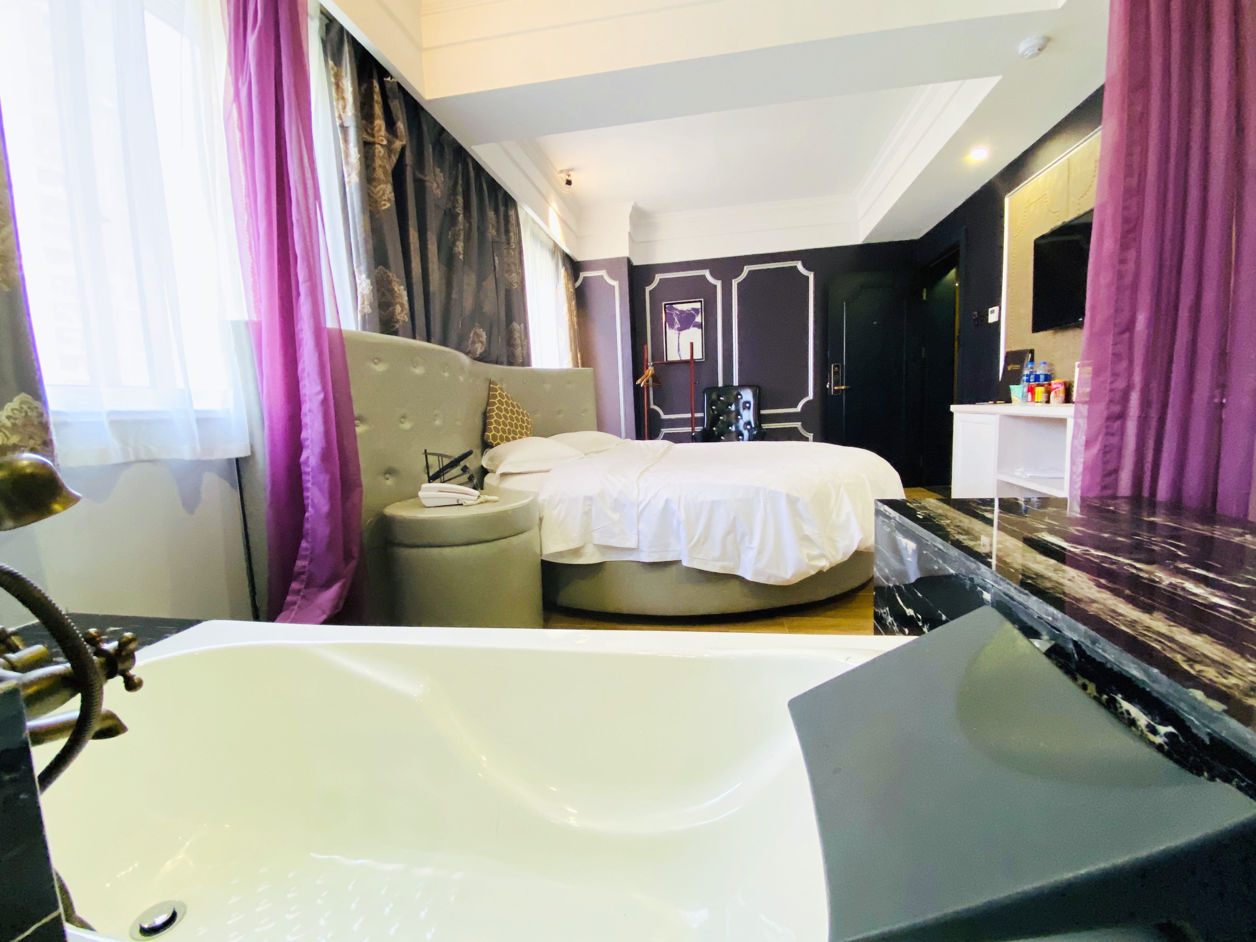 万泰酒店中贸城店浪漫浴缸圆床房酒店客栈日历