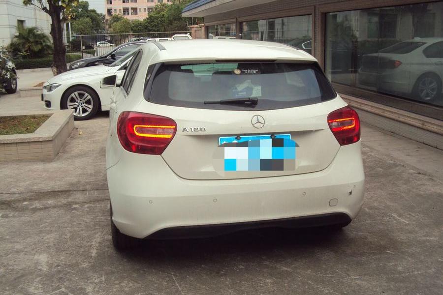 停放于东莞市寮步法庭内的粤s40k00号梅赛德斯-奔驰牌小型轿车一辆