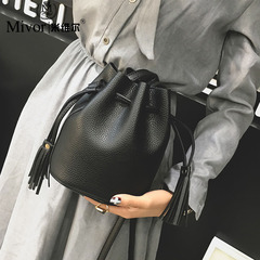 米维尔2016新款时尚优雅流苏气质抽带水桶包单肩斜挎手提女包包