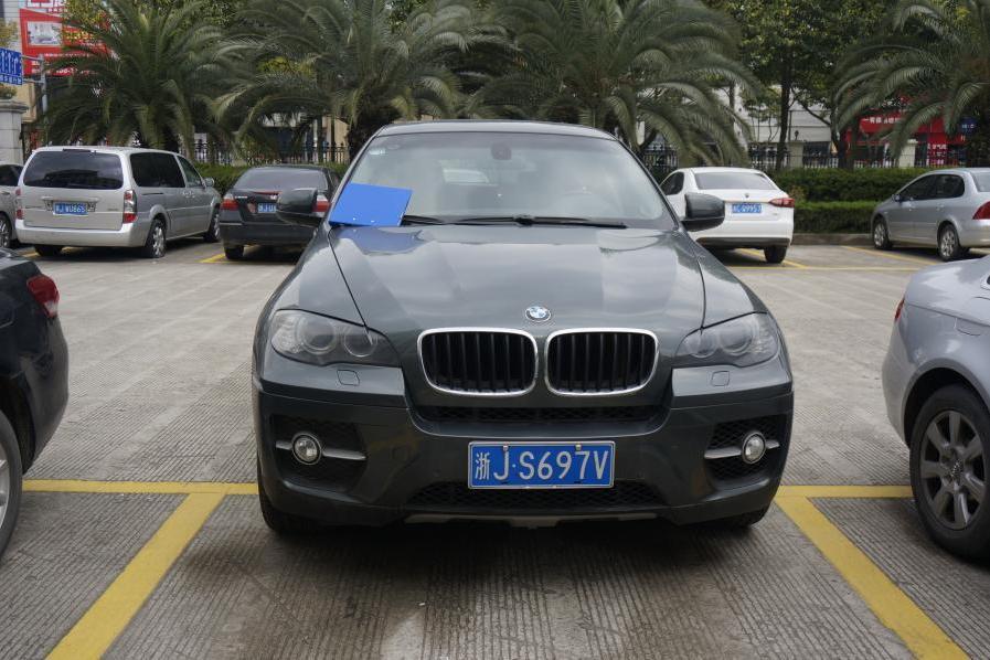 宝马越野型车牌旁被刮花 宝马车被刮花了多少钱