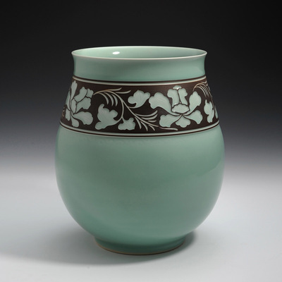 《青瓷刻花牡丹纹瓶》黄汉弟 民间陶艺家