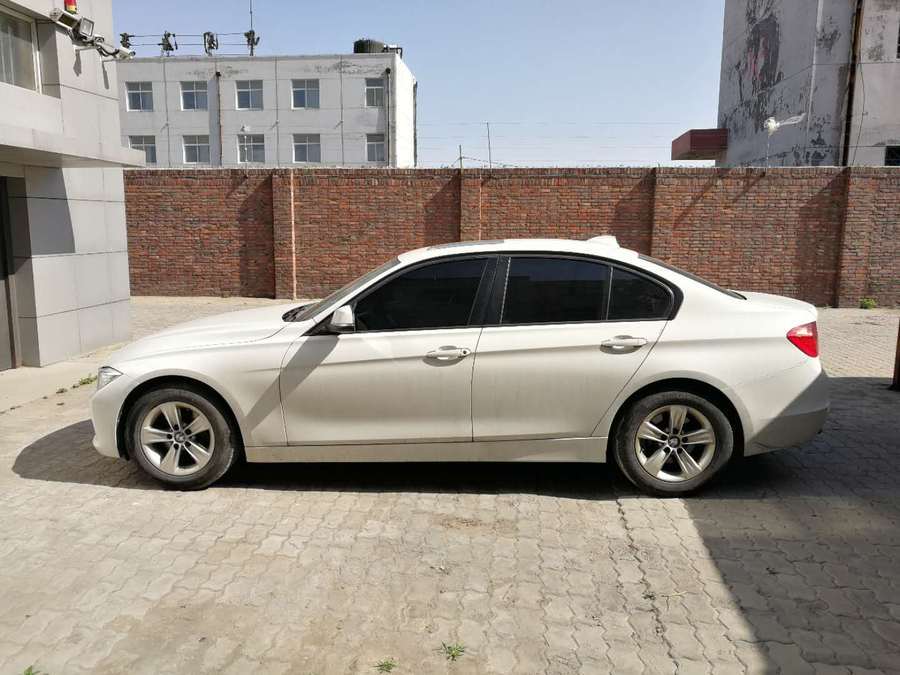 【第一次拍卖】华晨宝马汽车有限公司生产的白色华晨宝马牌轿车