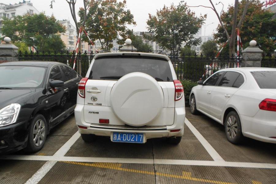 【第一次拍卖】车牌号为浙adu217的丰田tv6460gl型轿车