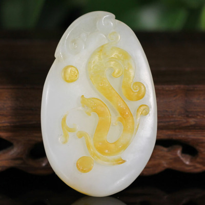 玉雕名家黄铭精雕和田籽料白玉飞龙在天挂件60.30g【名典拍卖】