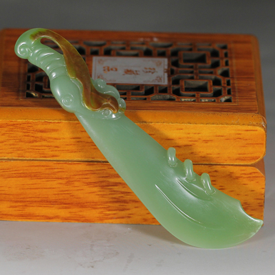 【名典拍卖】未央杯优秀作品奖 玉雕大师皮宁 精雕籽料碧玉刀挂件